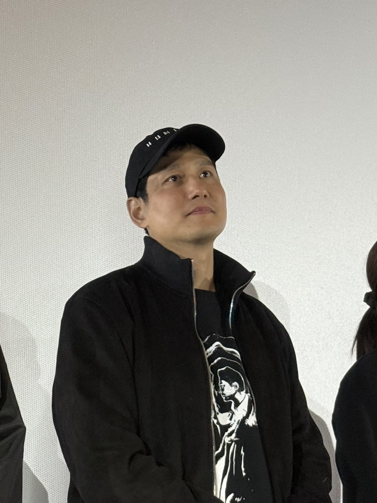 셀카 찍는 박정민 실존…'휴민트', 무대인사 매진 행렬