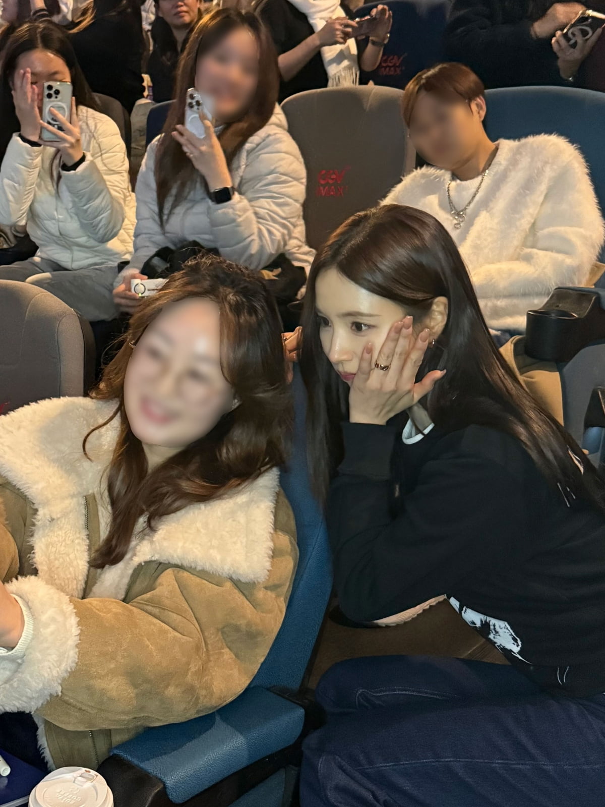 셀카 찍는 박정민 실존…'휴민트', 무대인사 매진 행렬