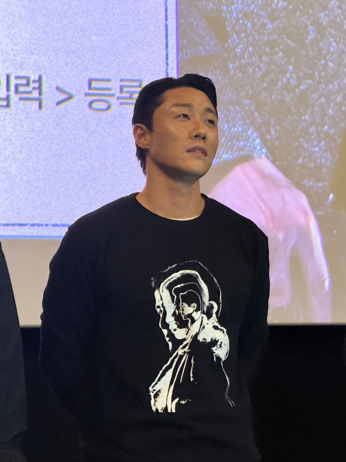 셀카 찍는 박정민 실존…'휴민트', 무대인사 매진 행렬