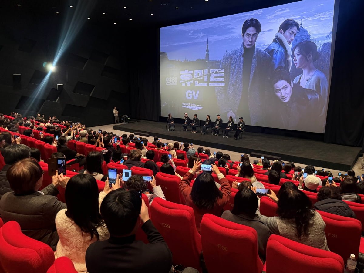 셀카 찍는 박정민 실존…'휴민트', 무대인사 매진 행렬