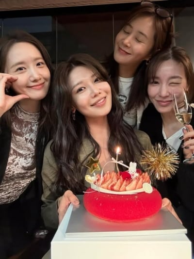 '14년 열애' ♥정경호는 없었다…수영, 오로지 멤버들과 친언니 그리고 엄마