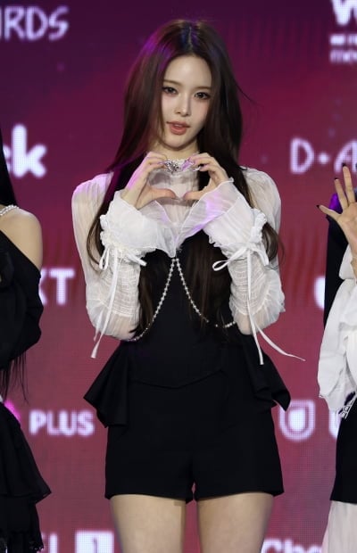 이즈나 방지민, 치명적인 윙크...오늘도 이쁨[TEN포토]