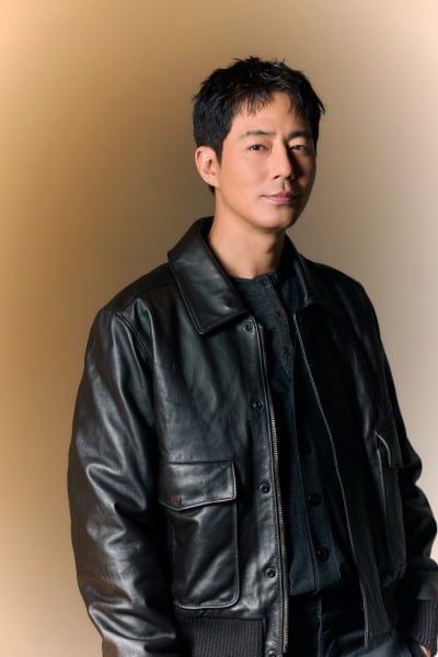 조인성, 제대로 터졌다…세번째 호흡이라더니 단단한 존재감 ('휴민트')