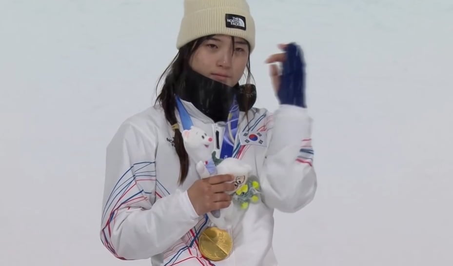 '첫 금메달' 최가온, '세상에 이런일이' 소녀였다…9년 만에 최연소 여제로 [종합]