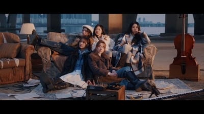 피프티피프티, 영국 대스타랑 입 맞췄다…SNS서도 샤라웃