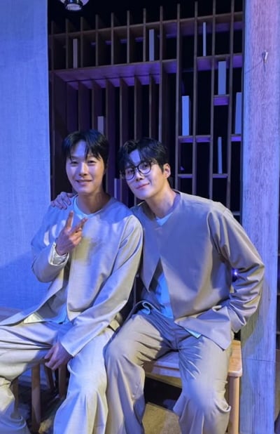 뿔테 쓴 김선호, 다시 밝아졌네…보조개는 안 보여도 살인 미소