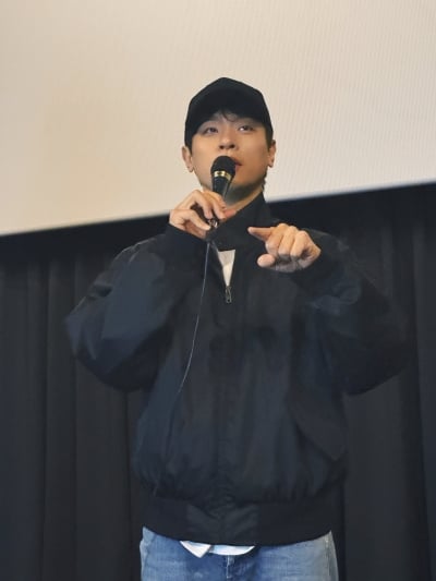 박정민, ♥화사와 또 핑크빛 불거졌다…선물받은 옷 입고 1인 무대인사 돌아('휴민트')