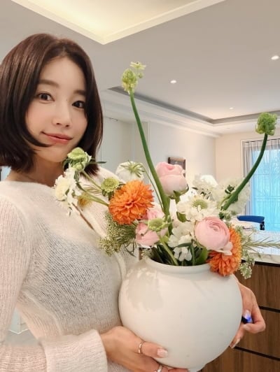 기은세, '12살 연상'과 이혼하더니 더 화사해진 근황…꽃 보다 더 예쁜 미모