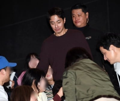 조인성, 팬들과 인사하는 조과장[TEN포토]