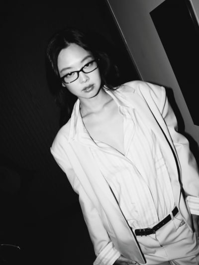 '♥열애설만 세 번' 제니, '게시글 1건당에 7억'이라더니…몸값 증명한 아우라