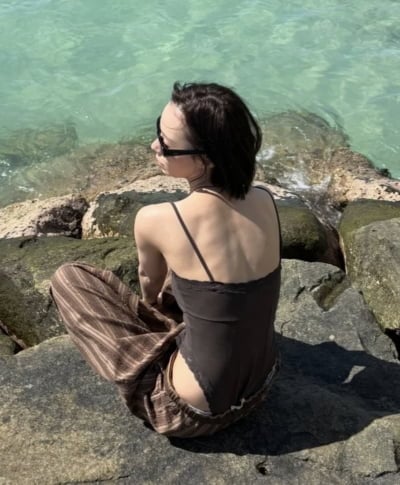 에스파 윈터, 날개뼈까지 훤히 다 보여…해변서 파격 패션