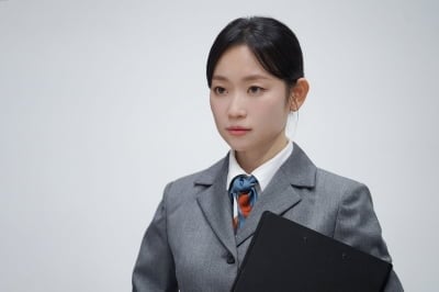 김슬기, 드디어 근황 전해졌다…은행원 변신('불란서 금고')