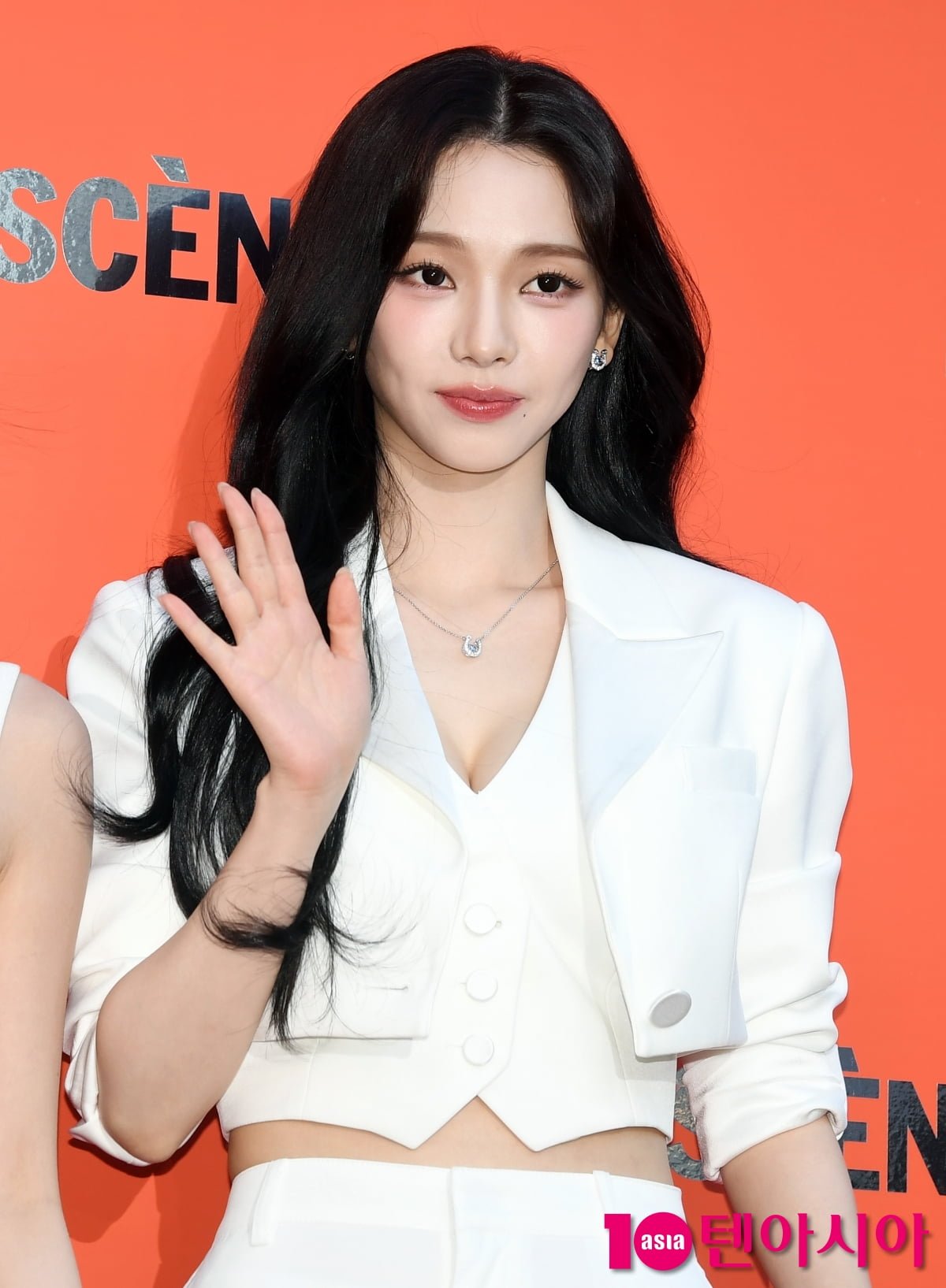 에스파 카리나, 예쁨주의보...각도 무시하는 미모[TEN포토+]