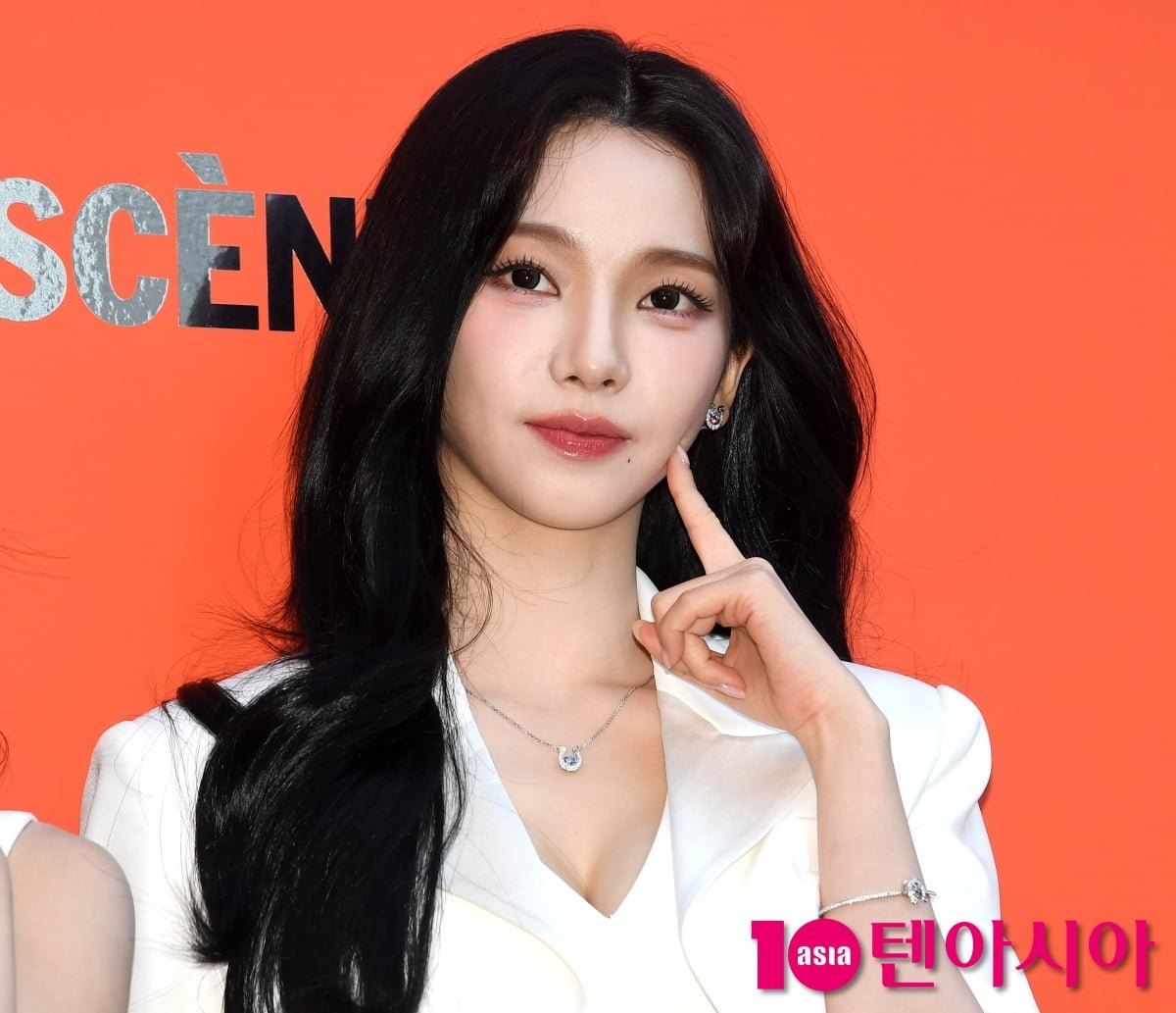 에스파 카리나, 예쁨주의보...각도 무시하는 미모[TEN포토+]