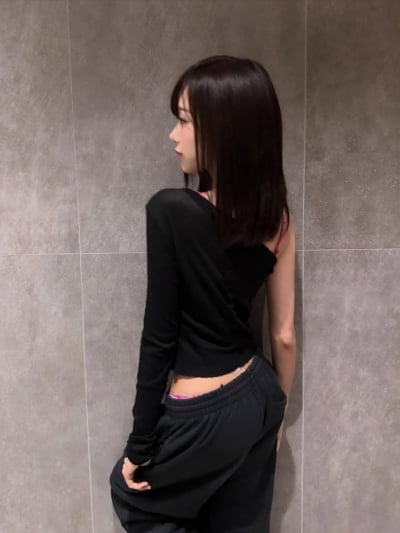 지젤, 멤버는 ♥열애설 났는데 어깨 훌쩍 노출…'파격 뒤태' 충격