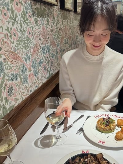 전소민, 8살 연하 아이돌 '♥핑크빛' 무드 그리더니…와인잔 들고 전한 '아찔 미모'