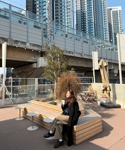 '한의사♥' 강소라, 두 딸맘 안 믿기는 미모…뚝섬 나들이 떠난 '자유부인' 일상