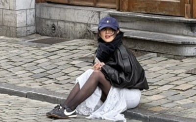 화사, 유럽 길거리에 주저앉았다…벨기에·네덜란드서 활보ing