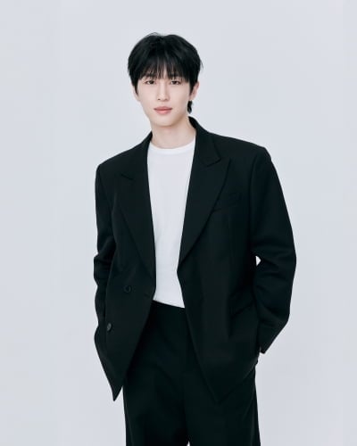 문가영 식구라는 20대 신인 남배우, 얼마나 잘생겼나 봤더니…슈트 입고 풋풋한 소년미 자랑