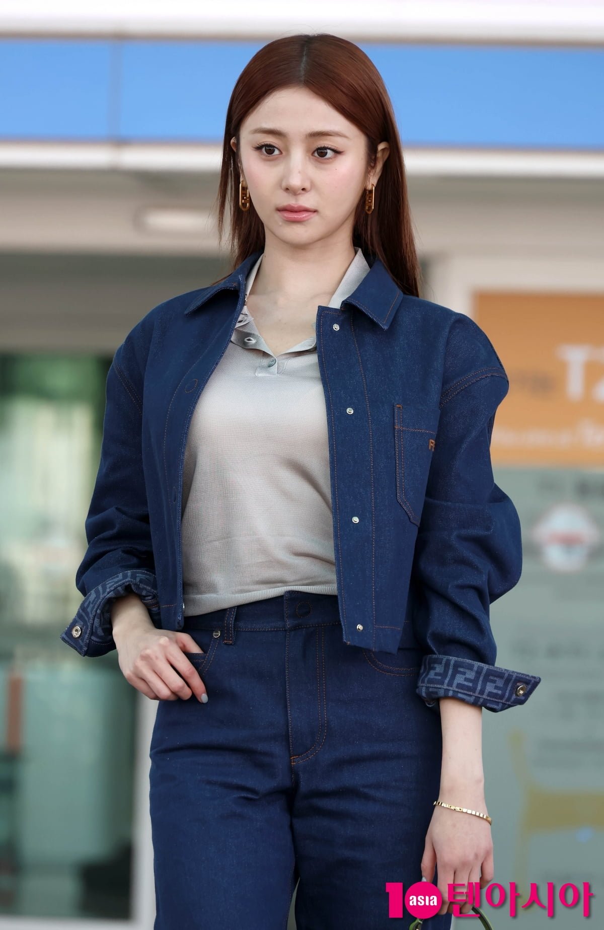 르세라핌 허윤진, 청청패션도 완벽하게 소화...청순미 뿌리며 출국[TEN포토+]