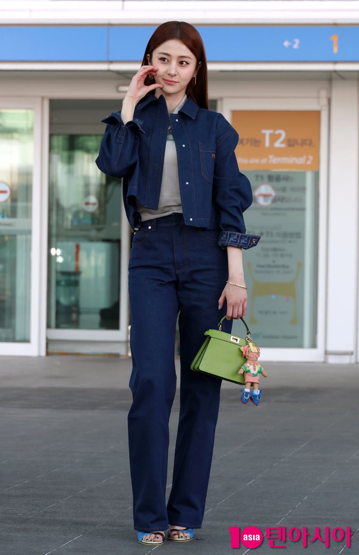 르세라핌 허윤진, 청청패션도 완벽하게 소화...청순미 뿌리며 출국[TEN포토+]