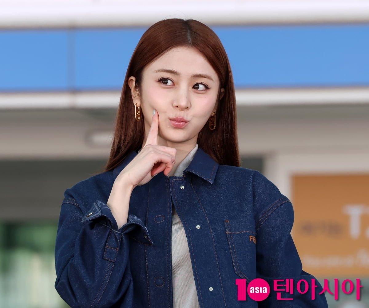 르세라핌 허윤진, 청청패션도 완벽하게 소화...청순미 뿌리며 출국[TEN포토+]