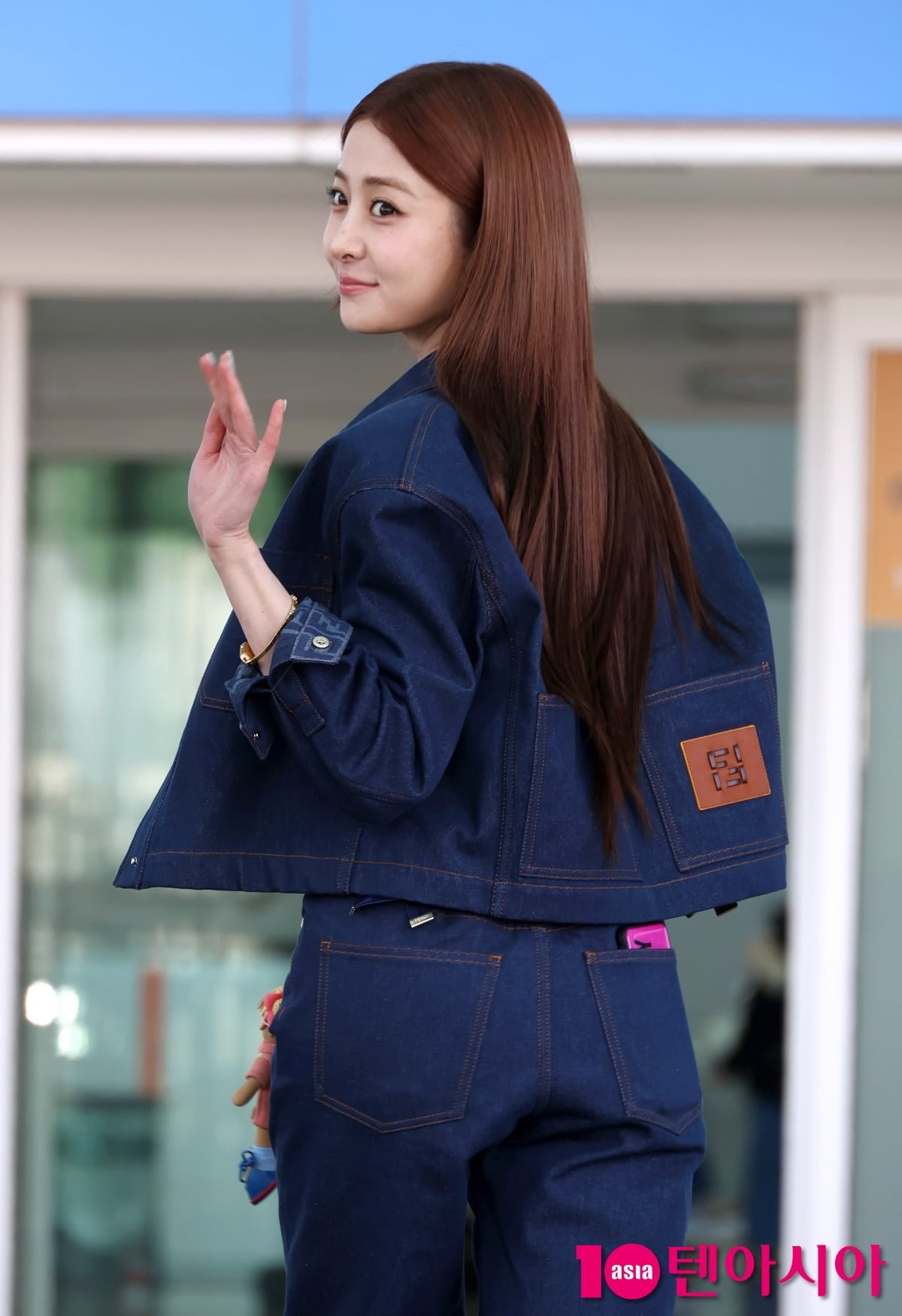 르세라핌 허윤진, 청청패션도 완벽하게 소화...청순미 뿌리며 출국[TEN포토+]