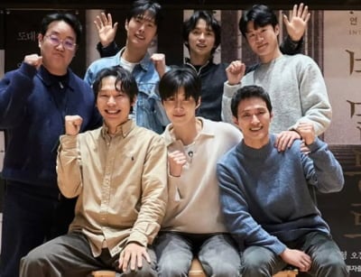 김선호, 단체 사진 속 빛나는 얼굴…주먹 쥐고 미소