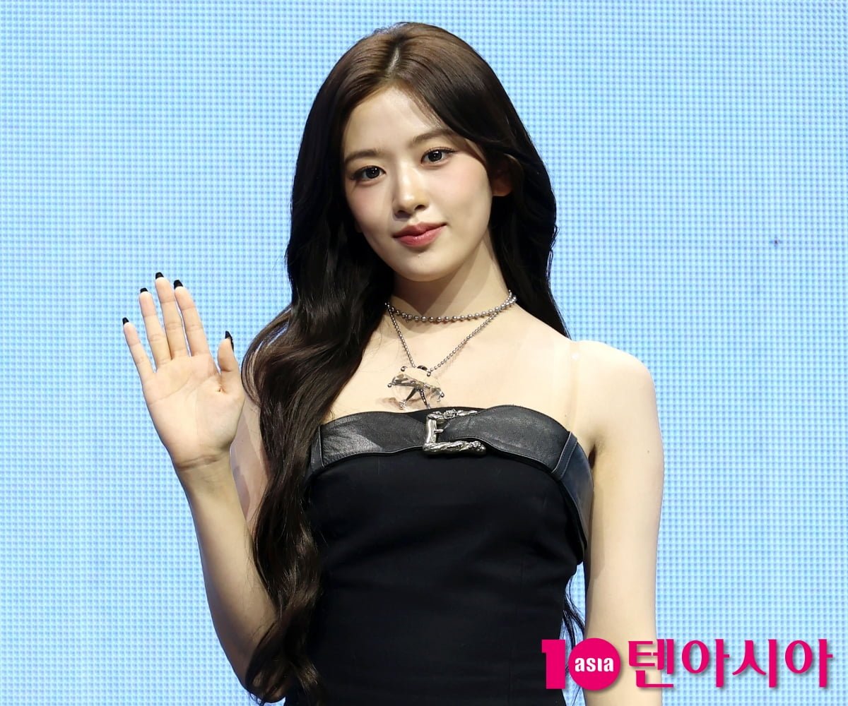 아이브 안유진, 쇄골미인...오프숄더로 섹시하게[TEN포토+]