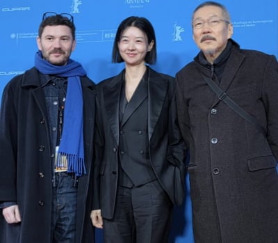 '김민희와 득남' 홍상수 감독…베를린서 과거 인연 여배우와 미소