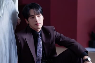 박민영이 공식석상서 돌연 샤라웃한 30대 남배우…아무나 소화하기 힘든 버건디 슈트핏