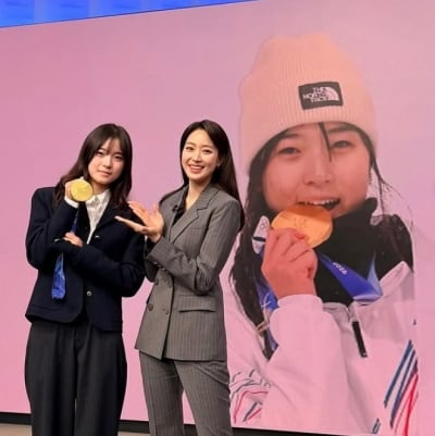 '손바닥 골절' 최가온, SBS 간판 아나운서에 안 밀린다