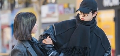 연우, 결국 열애설 터졌다…상대는 유명 작가, 팔짱 낀 모습 포착 ('러브포비아')