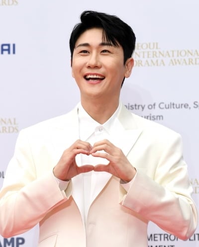 노래로 울리고, MC로 웃긴다…'올라운더' 영탁의 변신은 무죄 [TEN스타필드]