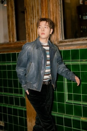 스트레이 키즈 승민·윤아, 런던 거리 포착…버버리 리얼 브리티시 룩