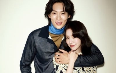 한지민, 드디어 ♥커플 화보 공개됐다…자연스러운 스킨십 '미혼남녀' 출연진과 환상의 케미