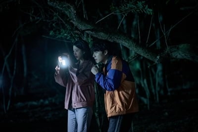 '장원영 친언니' 장다아, '프듀' 출신 남배우 손잡고 아비규환…음산한 '살목지' 스틸 공개