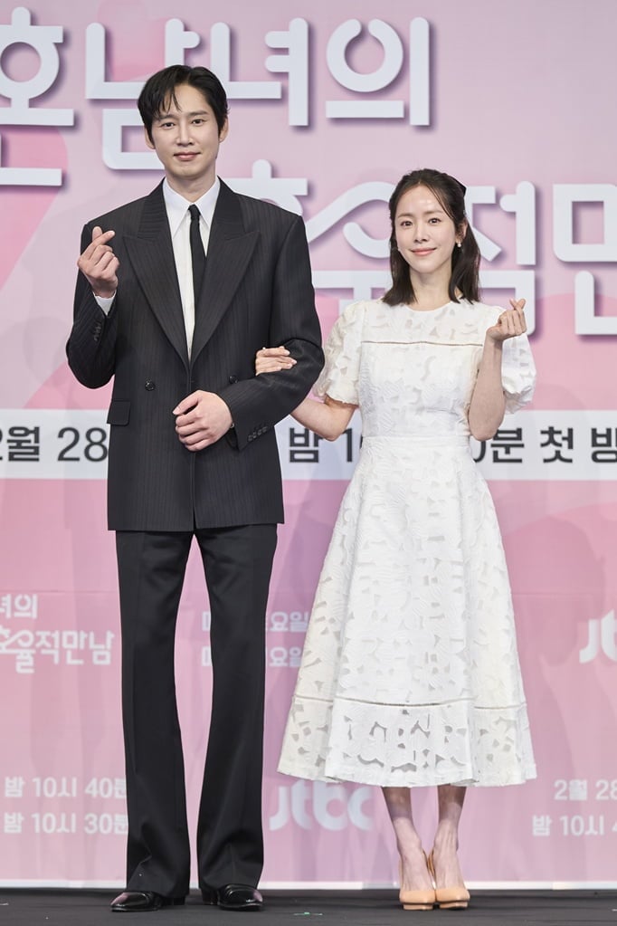 '음란물 게재' 박성훈, 로맨스로 정면 돌파 택했다…한지민과 핑크빛에 쏠린 시선 [TEN스타필드]