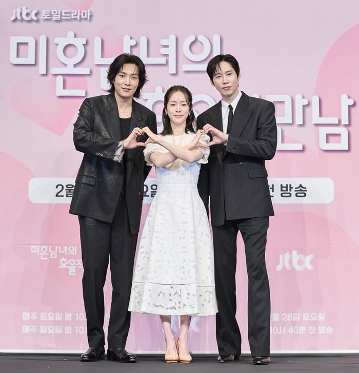 '43세' 한지민, 이준혁과 ♥핑크빛 1년 만에 로맨스 귀환…"현실적 고민 담아내" ('미혼남녀')[종합] 