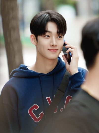 서강준·강태오 바통 받았다…'배우 그룹 출신' 김태영, 이성경 주연작서 눈도장 ('찬너계')