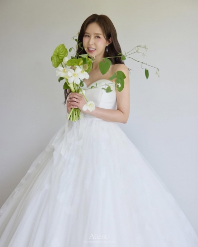 "모두가 반대했지만" 신지, 결국 연하남과 결혼 강행한다…눈부신 드레스 자태 공개