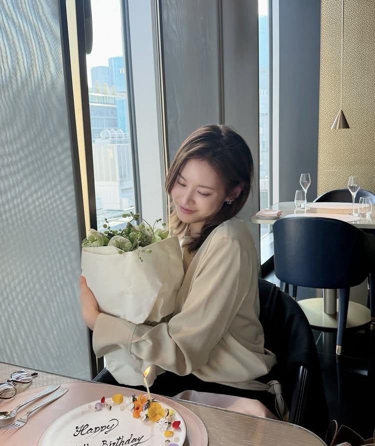 구재이, ♥교수님이 호텔방 꾸며줬나…40대 됐다고 너무 좋아해