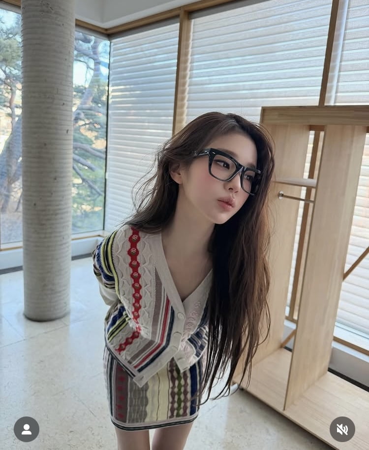 다이브 또 기절…장원영, AI 같은 인형 미모 자랑