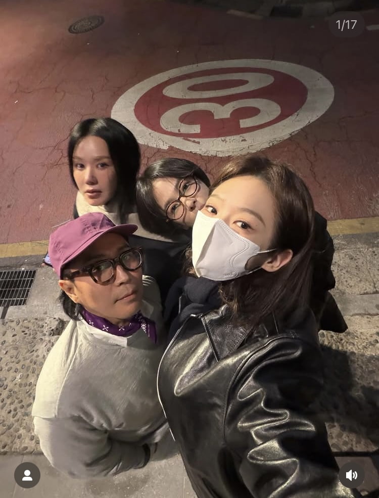 송혜교는 마스크 안 썼는데…강민경만 얼굴 가리고 셀카