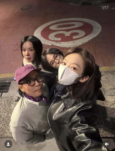 송혜교는 마스크 안 썼는데…강민경만 얼굴 가리고 셀카