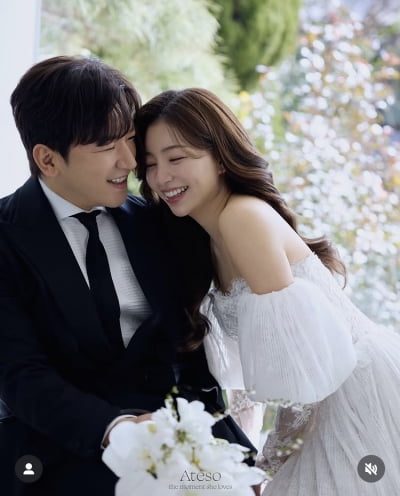 이민우, 아내와 알콩달콩 웨딩 화보 공개