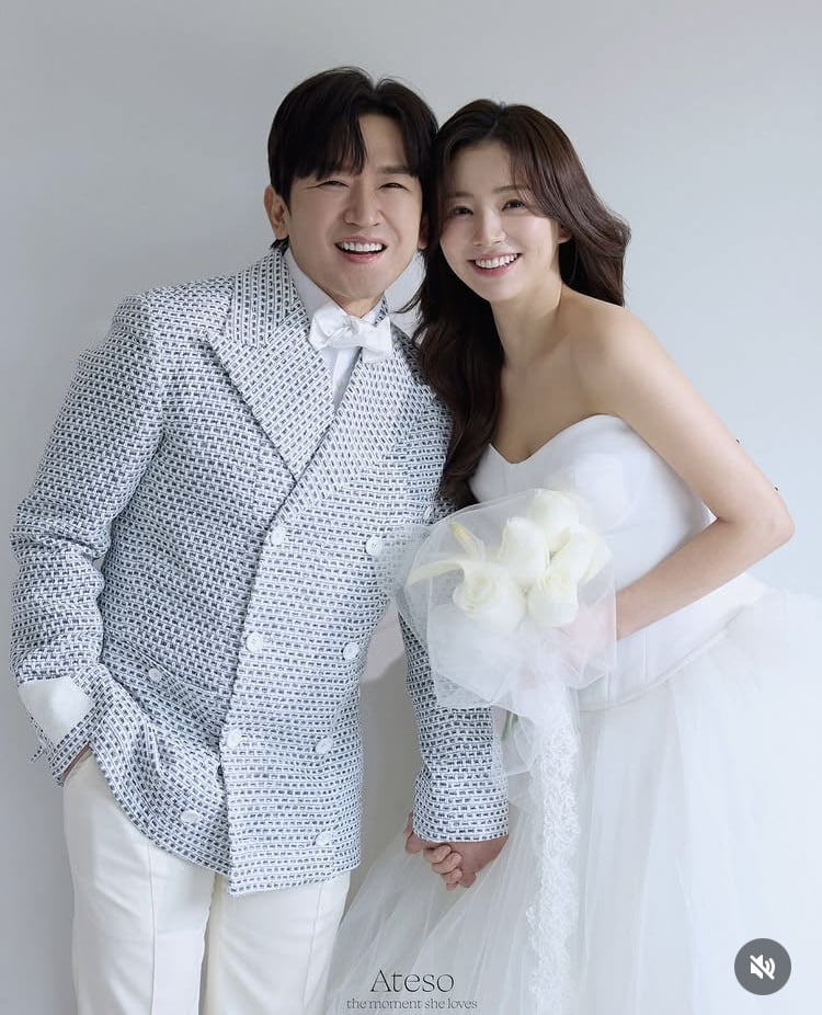 이민우, 아내와 알콩달콩 웨딩 화보 공개