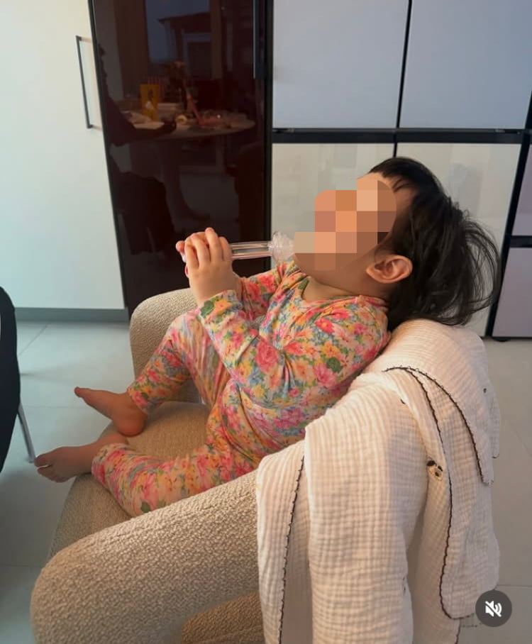 랄랄 딸, 밥이 부족했나…약까지 쪽쪽 빨며 폭풍 원샷