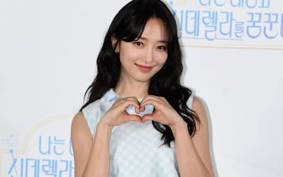 [공식] 19세 최연소 승무원 출신 배우라더니…표예진, 14년 만에 경사 터졌다 '첫 팬미팅' 개최