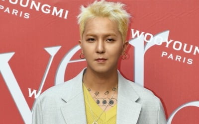 송민호, 병역법 위반 재판 미루더니 '깜짝' 근황…영화 VIP 시사회서 포착